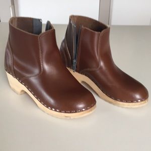 Girls Hanna Andersson boot clogs